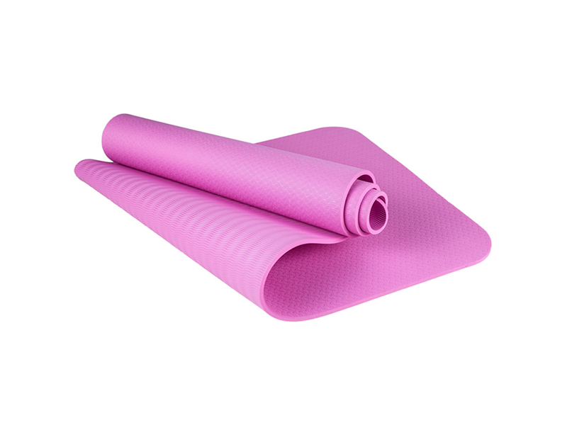 Which side of the yoga mat is facing up teaches you to correctly distinguish the front and back?